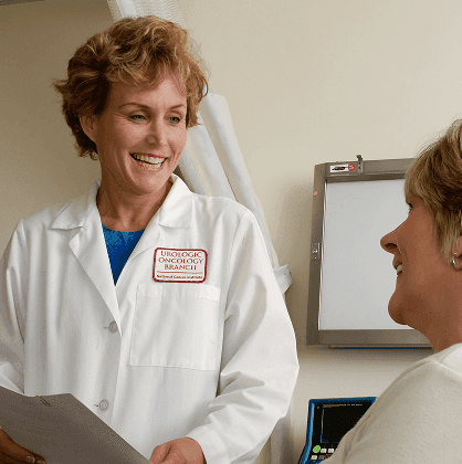 Medico che dialoga con genitori e bambino – FareProgressi