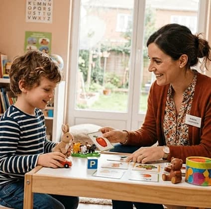 Bambino durante una seduta di logopedia con la logopedista